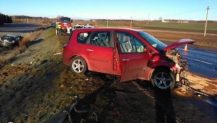Krakių kaime neatidi vairuotoja prisivažinėjo: „Toyota“ – griovyje, „Renault“ – sudaužytas