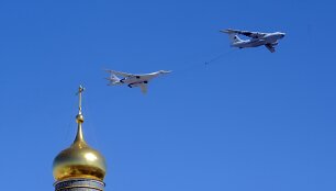 Rusijos Il-78 degalų lėktuvas ir Tu-160 vir&scaron;garsinis strateginis bombone&scaron;is vir&scaron; Kremliaus kupolų