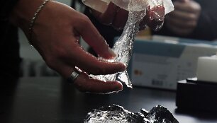 Demonstruojamas nekokybi&scaron;kas bendrovės &bdquo;Poly Implant Prothese&ldquo; krūties implantas.