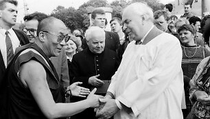 Dalai Lama ir disidentas Viktoras Petkus. Centre &ndash; monsinjoras Kazimieras Vasiliauskas