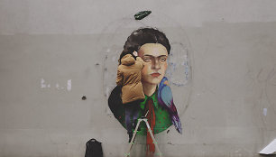 Menininkė Paulė Bocullaitė ir jos Frida Kahlo piešinys ant statistikos departamento pastato sienos