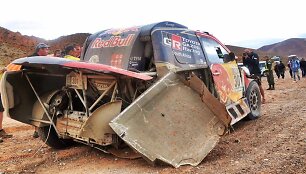 Nassero Al-Attiyah &bdquo;Toyota Hilux&ldquo; su trimis ratais