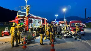 Gaisrininkų brigada netoli tunelio, kuriame užsidegė traukinys