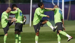 Bruno Alvesas (centre)