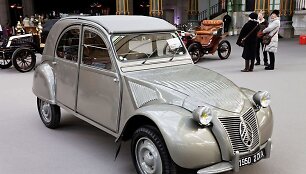 Citro&euml;n 2CV ilgą laiką ne&scaron;iojo banguotą kapotą &ndash; tokia forma suteikė standumo