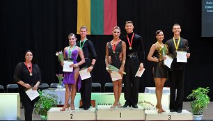 Suaugusiųjų grupės podiumo nuotrauka