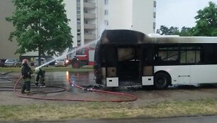 Liepsnos kėsinosi į autobusą
