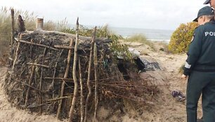 Bausmės vengiantis mažeiki&scaron;kis įsikūrė bakūžėje ant jūros kranto 
