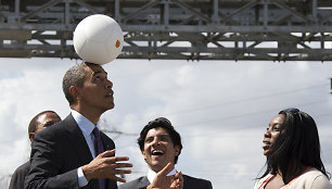 Barackas Obama išbando elektrą gaminantį futbolo kamuolį „Soccket“