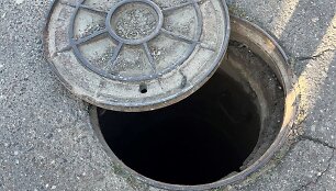 Gaižiūnų gatvėje Kaune atidengtas &scaron;ulinys vos netapo nelaimės priežastimi