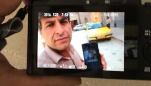 Iranietis taksi vairuotojas rodo pavėžėto lietuvio nuotrauką &bdquo;WhatsApp&ldquo;  
