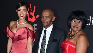 Rihanna su savo seneliu Lioneliu Braithwaite'u ir mama Monica Braithwaite