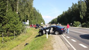 Įvykio vietoje: sudaužytas BMW ir kiti automobiliai