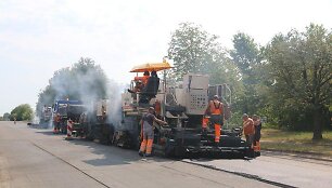 Darbininkai kloja asfaltą