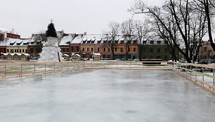 Kauno Rotušės aikštėje pradėjo veikti čiuožykla po atviru dangumi