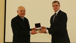 Kauno meras Andrius Kupčinskas prof. habil. dr. Juozui Vidui Gražulevičiui įteikia pirmąją Kauno miesto mokslininko premiją.