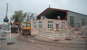 Klaipėdos piliavietėje griaunamas senas administracinis „Klaipėdos laivų remonto“ įmonės pastatas. 