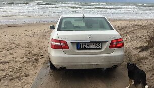 Automobilis &bdquo;Mercedes Benz&ldquo; atvažiavo iki pat jūros Užkanavės g. dviračių taku 