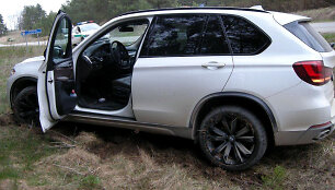Nuo kelio nuvažiavęs BMW X5