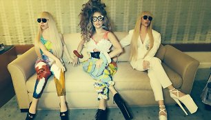 Lady Gaga (centre) su lėlėmis „Gagadoll“