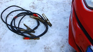 Išsikrovė akumuliatorius: kada griežtai nerekomenduojama jungti laidų prie kito automobilio