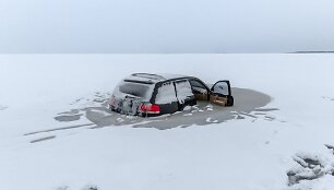 Baltijos jūroje prie Rohukiulos įlūžęs visureigis