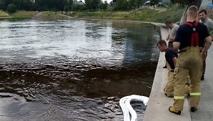 Teršalams sulaikyti pastatytos boninės užtvaros