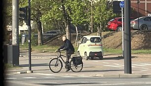 Skaitytojo nuotraukoje: mikroautomobilis važiuoja dviračių taku