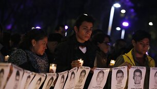 Protesto dalyviai laiko dingusių studentų nuotraukas