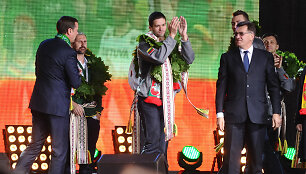 Mantas Kalnietis (centre)