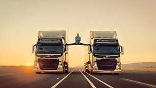 &bdquo;Volvo&ldquo; reklama su Jeanu Claudu Van Dammu