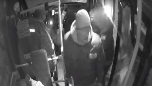 Kauno policija ie&scaron;ko &scaron;ių vyrų, galinčių turėti tyrimui naudingos informacijos
