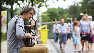 Palangos gatvėse dažnai groja gatvės muzikantai