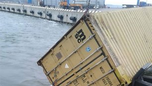 Į marias krovos metu sukrito jūriniai konteineriai.
