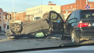 &Scaron;ilutės plente per eismo įvykį ant stogo apsivertė BMW automobilis.