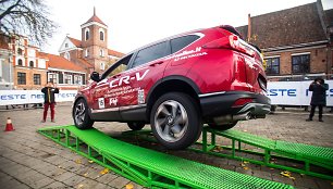 „Lietuvos metų automobilis 2019“: visureigių testas ant „Peak Point“ platformos
