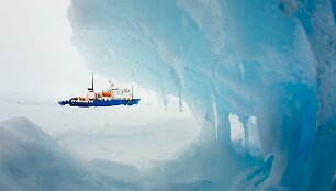 Antarktidoje įstrigęs laivas &bdquo;Akademik &Scaron;okalskij&ldquo;