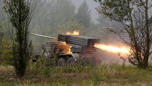 Ukrainos artileristai &scaron;audo i&scaron; raketinės sistemos &bdquo;Grad&ldquo; per mokymus