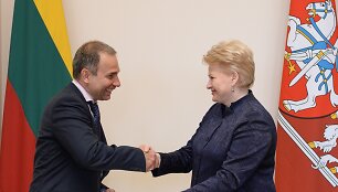 Dalia Grybauskaitė įteikia apdovanojimą Petrui Masiuliui