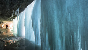 Fotografo užfiksuotas vaizdas iš užšalusio krioklio Minesotoje