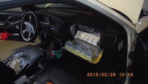 Kontrabandinių cigarečių slėptuvė &bdquo;Volkswagen&ldquo; automobilyje