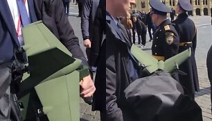 Vladimiro Putino apsauginis nufilmuotas besine&scaron;antis droną-perėmėją