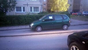 Jonavos gyventojas ant automoilio lango rado priklijuotą užra&scaron;ą