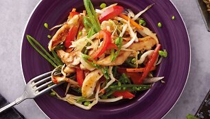 &bdquo;Wok&ldquo; vi&scaron;tiena su saldžiu sojų ir aitriųjų paprikų padažu.