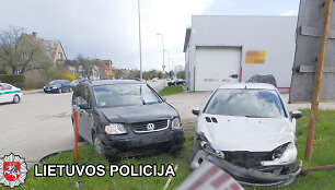Vagi&scaron;ius nesuvalgė nugvelbto "VW Touran" ir rėžėsi į &scaron;alia buvusį lengvąjį automobilį. Po avarijos vyras dar bandė bėgti nuo pareigūnų.