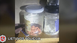 Garažuose apsistojęs įtariamasis turėjo ir metamfetamino, kitų psichotropinių medžiagų