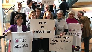 Europarlamentarai protestavo prie moterų genitalijų apipjaustymą