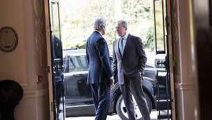JAV valstybės sekretorius Johnas Kerry ir Rusijos užsienio reikalų ministras Sergejus Lavrovas susitiko Londone derėtis dėl padėties Kryme