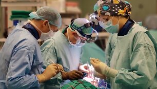 Vyksta skoliozės operacija mažai invazyviu būdu