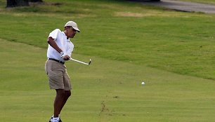 JAV prezidentas Barackas Obama žaidžia golfą. 